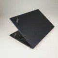 Lenovo ThinkPad X13 Gen – od przodu rozłożony wyświetlacz i klawisze