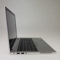 Laptop HP EliteBook 840 G8 – ujęcie z tyłu, z zawiasami matrycy i naklejka znamionowa