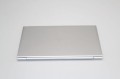HP EliteBook 830 G7 – widok z przodu z otwartą klapą matrycy wyświetlacz i klawiatura