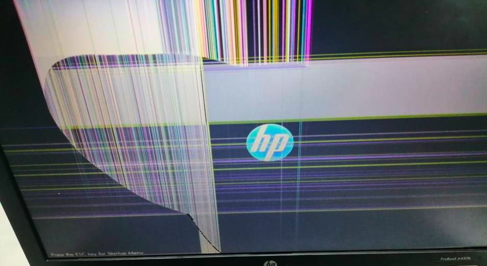 Mocowania i taśma matrycy laptopa przed wymianą