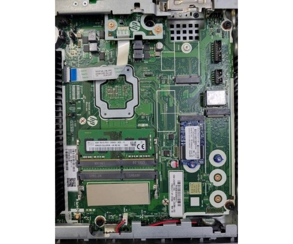 Porty i wnętrze terminala HP t630 Thin Client